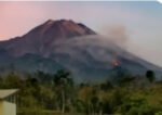 Gunung Merapi kembali mengeluarkan awan panas guguran sejauh sekitar 2 kilometer ke arah selatan menuju Kali Boyong saat status aktivitas masih Level III atau Siaga.