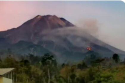 Gunung Merapi kembali mengeluarkan awan panas guguran sejauh sekitar 2 kilometer ke arah selatan menuju Kali Boyong saat status aktivitas masih Level III atau Siaga.