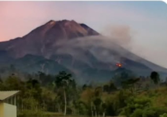 Gunung Merapi kembali mengeluarkan awan panas guguran sejauh sekitar 2 kilometer ke arah selatan menuju Kali Boyong saat status aktivitas masih Level III atau Siaga.