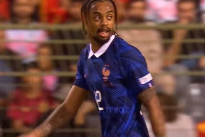 Insiden Bradley Barcola di kotak penalti Belgia memicu perdebatan setelah wasit tidak memberikan penalti, sementara Thierry Henry turut mempertanyakan keputusan tersebut.