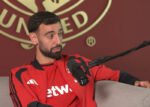 Masa depan Bruno Fernandes di Manchester United kembali dibahas setelah muncul kabar mengenai negosiasi kontrak dan potensi nilai transfernya.
