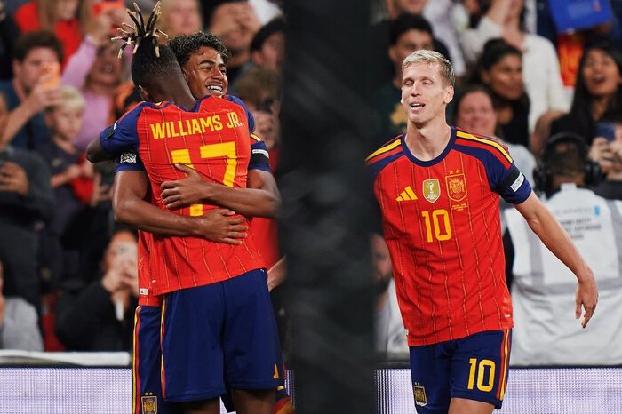 Spanyol mengalahkan Inggris 3-2 di Wembley melalui comeback dramatis dan memperpanjang rekor tidak terkalahkan menjadi 39 pertandingan.