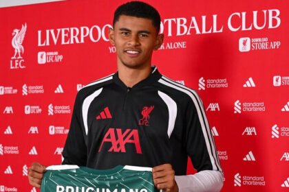 Liverpool mengamankan kiper muda Belgia Lucca Brughmans dari Genk dengan nilai transfer hingga £30 juta atau sekitar Rp718,77 miliar.