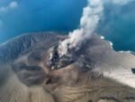 Aktivitas Gunung Anak Krakatau di Selat Sunda masih dipantau setelah erupsi menerus berlangsung sekitar 25 jam.