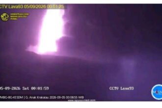 Gunung Anak Krakatau saat mengalami aktivitas vulkanik yang terus dipantau BMKG dan pihak terkait.