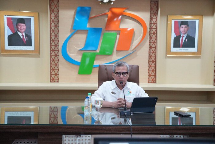 Aktivitas bongkar muat peti kemas di pelabuhan menjadi gambaran perdagangan ekspor-impor Indonesia yang tetap mencatat surplus hingga Juli 2026.