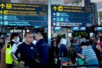 Kemenhub meminta maskapai memenuhi hak penumpang setelah erupsi Gunung Anak Krakatau mengganggu operasional sejumlah bandara.