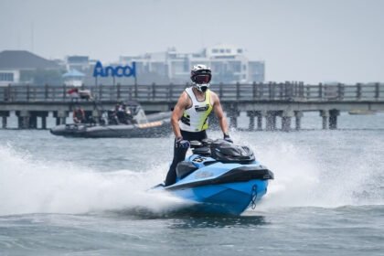 Eks Menpora Dito Ariotedjo turun sebagai peserta balap jetski pada Panglima TNI Cup 2026 di Jetski Academy Ancol, Jakarta.