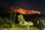 Kepulan asap terlihat di kawasan pegunungan Jawa Timur saat petugas gabungan berupaya mengendalikan kebakaran hutan dan lahan.