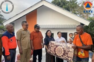BNPB menyerahkan tujuh huntara kepada warga terdampak bencana di Manggarai Timur, NTT, yang tetap kokoh setelah gempa M5,3.