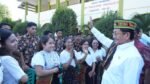 Menag Nasaruddin Umar menyapa para siswa SMAK St Yohanes Paulus II atau Seminari di Labuan Bajo, Manggarai Barat, NTT.