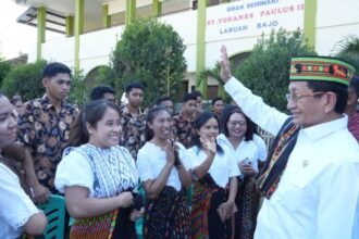 Menag Nasaruddin Umar menyapa para siswa SMAK St Yohanes Paulus II atau Seminari di Labuan Bajo, Manggarai Barat, NTT.