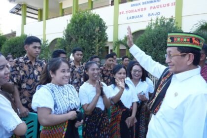 Menag Nasaruddin Umar menyapa para siswa SMAK St Yohanes Paulus II atau Seminari di Labuan Bajo, Manggarai Barat, NTT.