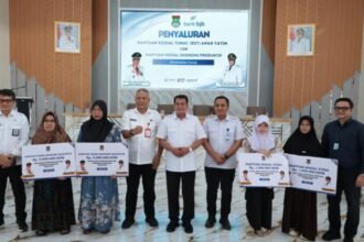 Pemkab Tangerang menyalurkan bantuan Rp2,65 miliar untuk BST dan UEP guna membantu masyarakat rentan serta memperkuat usaha kecil.