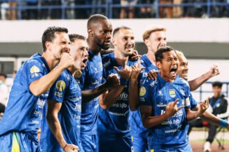 Persib Bandung membalikkan keadaan dan mengalahkan PSM Makassar 3-1 pada laga perdana BRI Super League 2026/2027 di Stadion GBLA.