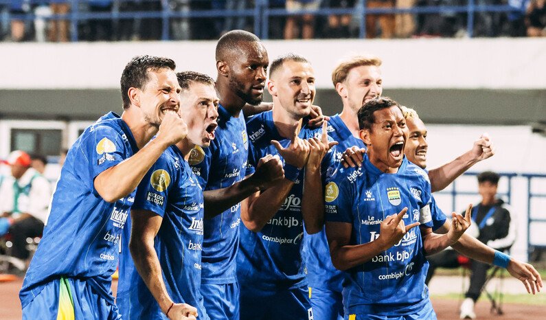 Persib Bandung membalikkan keadaan dan mengalahkan PSM Makassar 3-1 pada laga perdana BRI Super League 2026/2027 di Stadion GBLA.