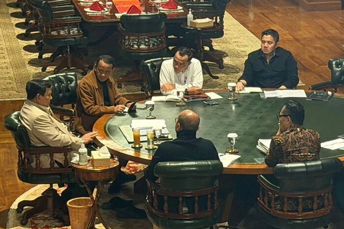 Presiden Prabowo Subianto membahas percepatan hilirisasi dan penataan BUMN bersama Danantara, dengan target efisiensi anggaran hingga Rp100 triliun.