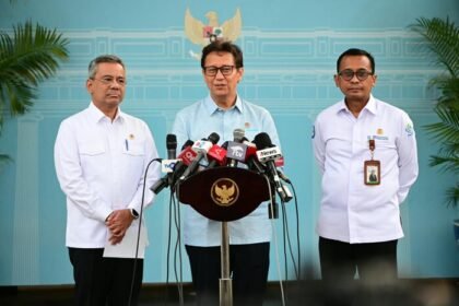 Pemerintah menyiapkan Rp20 triliun untuk membantu arus kas BPJS Kesehatan, sementara Prabowo meminta antrean dipersingkat dan layanan pasien disetarakan.