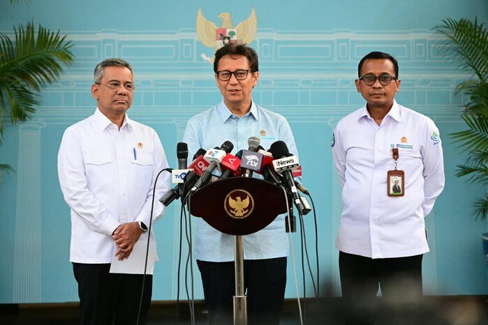 Pemerintah menyiapkan Rp20 triliun untuk membantu arus kas BPJS Kesehatan, sementara Prabowo meminta antrean dipersingkat dan layanan pasien disetarakan.