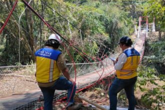 Tim teknis Kementerian PU memeriksa kerusakan struktur Jembatan Gantung Pongpet Margajaya di Kabupaten Pangandaran, Jawa Barat.