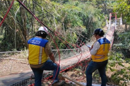 Tim teknis Kementerian PU memeriksa kerusakan struktur Jembatan Gantung Pongpet Margajaya di Kabupaten Pangandaran, Jawa Barat.