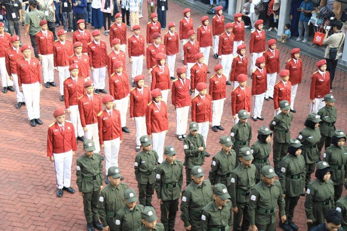 Gus Ipul memastikan lulusan Sekolah Rakyat tidak boleh menganggur dan akan diarahkan kuliah dengan beasiswa atau bekerja sebagai tenaga terampil.