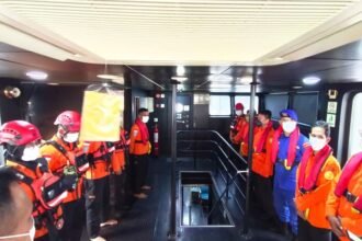 Tim SAR mempertimbangkan perluas pencarian lima wartawan dan tiga kru di sekitar Gunung Anak Krakatau dengan menyisir radius tiga kilometer jika kondisi dinyatakan aman.