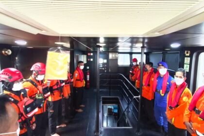 Tim SAR mempertimbangkan perluas pencarian lima wartawan dan tiga kru di sekitar Gunung Anak Krakatau dengan menyisir radius tiga kilometer jika kondisi dinyatakan aman.