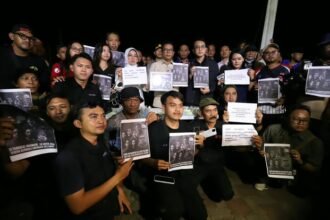 Doa bersama mengiringi berakhirnya operasi pencarian lima wartawan dan tiga kru kapal yang hilang kontak saat meliput aktivitas Gunung Anak Krakatau di Selat Sunda.