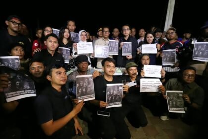 Doa bersama mengiringi berakhirnya operasi pencarian lima wartawan dan tiga kru kapal yang hilang kontak saat meliput aktivitas Gunung Anak Krakatau di Selat Sunda.