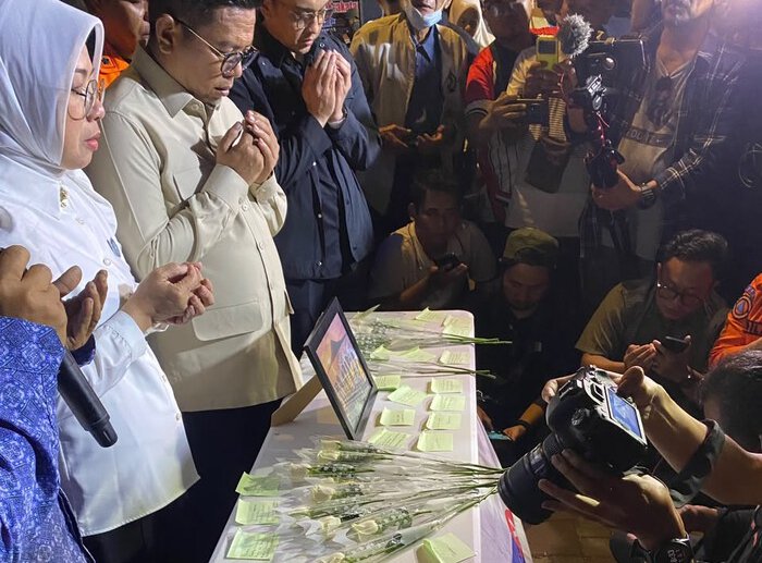 'Kami Menunggu Kalian Pulang': Doa Bersama di Hari Terakhir Pencarian 5 Wartawan dan 3 Kru Kapal 4 'Kami Menunggu Kalian Pulang': Doa Bersama di Hari Terakhir Pencarian 5 Wartawan dan 3 Kru Kapal