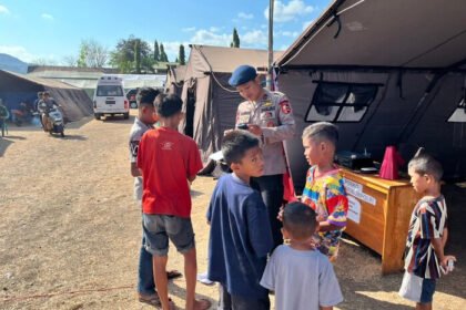 Korps Brimob Polri memasang fasilitas Wi-Fi gratis untuk membantu komunikasi warga terdampak gempa di Posko Pengungsian Barangkolong, Manggarai.