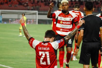 Madura United membalikkan keadaan setelah tertinggal dari PSIM Yogyakarta dan mengakhiri laga dengan kemenangan 2-1