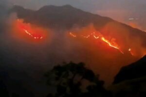 Karhutla Gunung Rinjani Meluas Hingga 723 Hektare, Jalur Pendakian Senaru dan Torean Resmi Ditutup Total