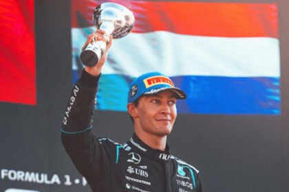 Dihujani Cemoohan Tifosi di Podium GP Italia, George Russell Tanggapi dengan Senyuman Santai