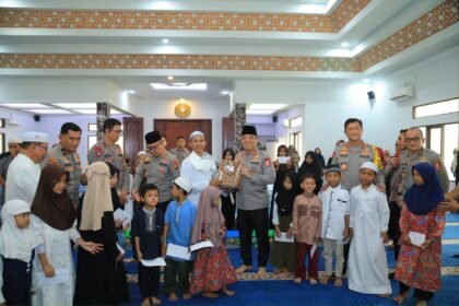 Wakapolri Dedi Prasetyo Bagikan Santunan dan Jumat Berkah di Palangka Raya