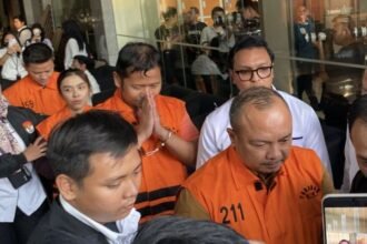Penampakan 5 Tersangka OTT BNPB Resmi Masuk Sel, Bungkam Berbaju Oranye dan Tangan Diborgol