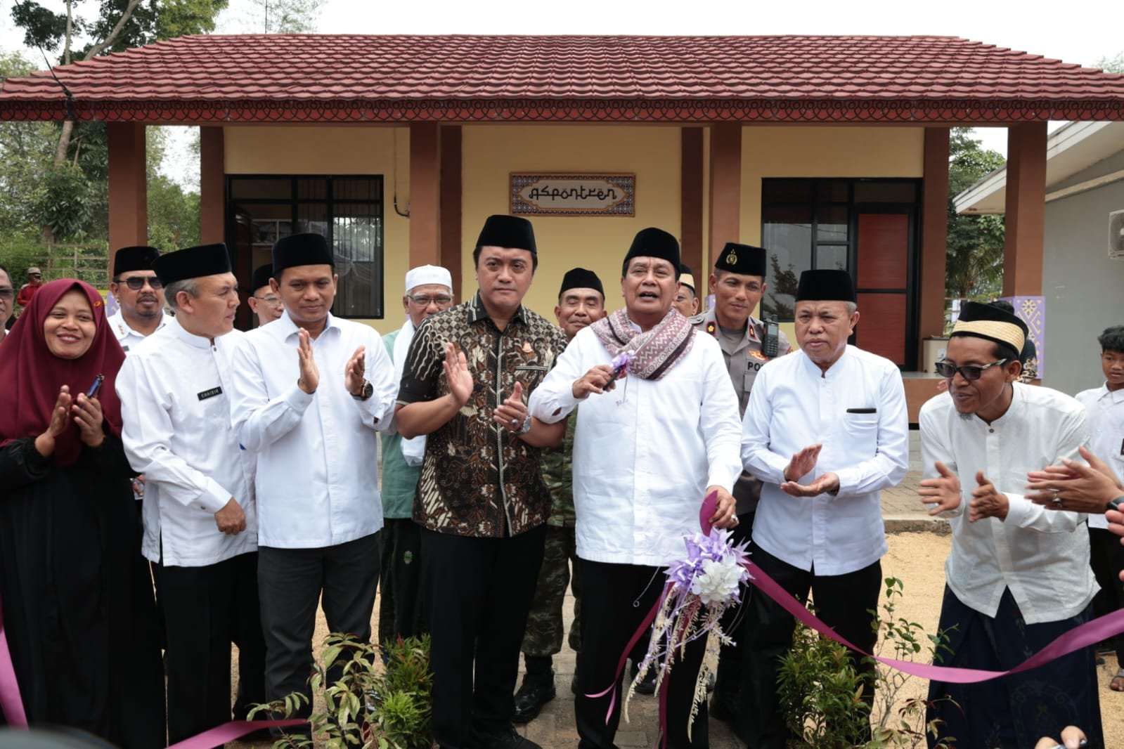 Bupati Tangerang Resmikan Asrama Ponpes Ishlaahul Ummah: Wujud Nyata Komitmen Dukung Pendidikan Keagamaan 2 Resmikan Asrama Ponpes Ishlaahul Ummah, Bupati Tangerang: Santri Kini Lebih Nyaman dan Aman Menuntut Ilmu