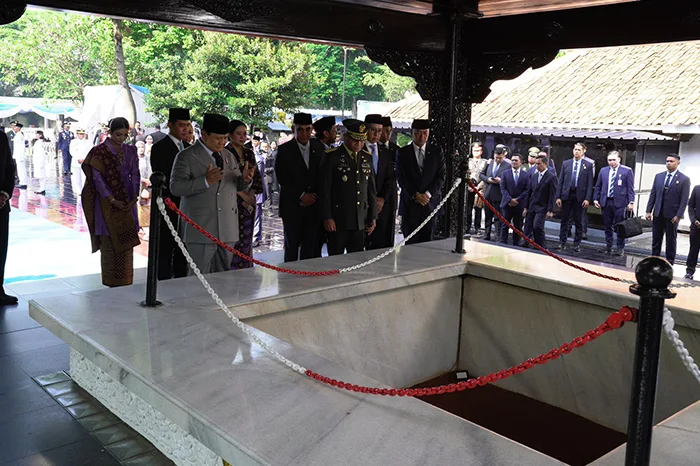 Doakan 7 Pahlawan Revolusi, Prabowo Tundukkan Kepala di Sumur Maut Lubang Buaya