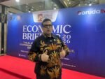 JAKARTA - Kepala Badan Penyelenggara Jaminan Produk Halal (BPJPH) Haikal Hassan Baras menekankan pentingnya sertifikasi halal bagi pengusaha Indonesia untuk memperkuat daya saing produk. Ia menyoroti masih adanya pelaku usaha yang mempertanyakan manfaat sertifikasi tersebut, sementara produk dari berbagai negara telah masuk ke pasar Indonesia dengan mencantumkan logo halal. Menurut Haikal, sertifikasi halal perlu dipandang sebagai salah satu aspek yang diperhatikan pelaku usaha ketika memasarkan produk di tengah persaingan. Ia mencontohkan barang impor dari China, Korea, Eropa, Afrika, dan Amerika yang masuk ke Indonesia dengan logo halal pada kemasannya. “Saat ini barang-barang dari China, Korea, Eropa, Afrika, Amerika, dan USA masuk ramai-ramai ke Indonesia dengan logo halal segede-gede gaban, kata orang Betawi. Sehingga mereka menjadi pilihan pertama untuk dibeli oleh orang Indonesia.” katanya kepada Garuda.Tv, Kamis (15/10/2026)  Haikal membandingkan kondisi tersebut dengan sikap sebagian pengusaha dalam negeri yang belum bersedia mengurus sertifikasi halal. Ia menyebut masih ada pelaku usaha yang mempertanyakan alasan produk mereka perlu memiliki sertifikasi tersebut. “Sementara itu, sebagian pengusaha Indonesia tidak mau mengurus sertifikasi halal dan berkata, ‘Halal buat apa sih?’” terangnya.  Bagi Haikal, persoalan tersebut berkaitan dengan upaya meningkatkan kemampuan produk Indonesia dalam menghadapi persaingan. Ia menjelaskan bahwa kebijakan sertifikasi halal yang dibuat pemerintah diarahkan untuk membantu pelaku usaha memiliki daya saing yang lebih kuat. “Kita membuat kebijakan dan aturan supaya mereka berdaya saing. Namun, sebagian dari mereka justru menentang dan berkata, ‘Kami nggak mau halal.’”jelasnya  Ia menilai penolakan terhadap sertifikasi halal perlu menjadi perhatian karena pengusaha Indonesia harus menghadapi produk asing yang turut bersaing di pasar domestik. Dalam konteks itu, pencantuman logo halal menjadi salah satu hal yang ditekankan Haikal kepada para pelaku usaha. “Kita sedang berupaya supaya mereka memiliki daya saing yang kuat, sehingga bisa melawan produk-produk asing yang masuk ke Indonesia.” Haikal juga menyinggung hubungan kebijakan sertifikasi dengan aturan perdagangan internasional. Ia mengatakan, pemerintah menghadapi risiko gugatan, peringatan, dan teguran dari WTO apabila kebijakan yang ditempuh menimbulkan persoalan dalam perdagangan global. “Kalau itu yang kita lakukan, kita kena penggugat, kita kena peringatan, kita kena teguran dari WTO.” Karena itu, Haikal menyampaikan pesan tegas agar pengusaha memperhatikan pencantuman logo halal sebagai bagian dari upaya meningkatkan daya saing produk. “Maka mau nggak mau, suka nggak suka, rela nggak rela, ikhlas nggak ikhlas, hidup nggak hidup, lu mesti pasang logo halal supaya bisa berdaya saing.” Pernyataan Haikal menggarisbawahi pentingnya sertifikasi halal dalam strategi pengusaha menghadapi persaingan pasar. Namun, manfaatnya bagi keputusan pembelian konsumen maupun dampaknya terhadap kinerja bisnis tetap perlu ditopang data agar dapat diukur secara objektif.