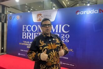 JAKARTA - Kepala Badan Penyelenggara Jaminan Produk Halal (BPJPH) Haikal Hassan Baras menekankan pentingnya sertifikasi halal bagi pengusaha Indonesia untuk memperkuat daya saing produk. Ia menyoroti masih adanya pelaku usaha yang mempertanyakan manfaat sertifikasi tersebut, sementara produk dari berbagai negara telah masuk ke pasar Indonesia dengan mencantumkan logo halal. Menurut Haikal, sertifikasi halal perlu dipandang sebagai salah satu aspek yang diperhatikan pelaku usaha ketika memasarkan produk di tengah persaingan. Ia mencontohkan barang impor dari China, Korea, Eropa, Afrika, dan Amerika yang masuk ke Indonesia dengan logo halal pada kemasannya. “Saat ini barang-barang dari China, Korea, Eropa, Afrika, Amerika, dan USA masuk ramai-ramai ke Indonesia dengan logo halal segede-gede gaban, kata orang Betawi. Sehingga mereka menjadi pilihan pertama untuk dibeli oleh orang Indonesia.” katanya kepada Garuda.Tv, Kamis (15/10/2026)  Haikal membandingkan kondisi tersebut dengan sikap sebagian pengusaha dalam negeri yang belum bersedia mengurus sertifikasi halal. Ia menyebut masih ada pelaku usaha yang mempertanyakan alasan produk mereka perlu memiliki sertifikasi tersebut. “Sementara itu, sebagian pengusaha Indonesia tidak mau mengurus sertifikasi halal dan berkata, ‘Halal buat apa sih?’” terangnya.  Bagi Haikal, persoalan tersebut berkaitan dengan upaya meningkatkan kemampuan produk Indonesia dalam menghadapi persaingan. Ia menjelaskan bahwa kebijakan sertifikasi halal yang dibuat pemerintah diarahkan untuk membantu pelaku usaha memiliki daya saing yang lebih kuat. “Kita membuat kebijakan dan aturan supaya mereka berdaya saing. Namun, sebagian dari mereka justru menentang dan berkata, ‘Kami nggak mau halal.’”jelasnya  Ia menilai penolakan terhadap sertifikasi halal perlu menjadi perhatian karena pengusaha Indonesia harus menghadapi produk asing yang turut bersaing di pasar domestik. Dalam konteks itu, pencantuman logo halal menjadi salah satu hal yang ditekankan Haikal kepada para pelaku usaha. “Kita sedang berupaya supaya mereka memiliki daya saing yang kuat, sehingga bisa melawan produk-produk asing yang masuk ke Indonesia.” Haikal juga menyinggung hubungan kebijakan sertifikasi dengan aturan perdagangan internasional. Ia mengatakan, pemerintah menghadapi risiko gugatan, peringatan, dan teguran dari WTO apabila kebijakan yang ditempuh menimbulkan persoalan dalam perdagangan global. “Kalau itu yang kita lakukan, kita kena penggugat, kita kena peringatan, kita kena teguran dari WTO.” Karena itu, Haikal menyampaikan pesan tegas agar pengusaha memperhatikan pencantuman logo halal sebagai bagian dari upaya meningkatkan daya saing produk. “Maka mau nggak mau, suka nggak suka, rela nggak rela, ikhlas nggak ikhlas, hidup nggak hidup, lu mesti pasang logo halal supaya bisa berdaya saing.” Pernyataan Haikal menggarisbawahi pentingnya sertifikasi halal dalam strategi pengusaha menghadapi persaingan pasar. Namun, manfaatnya bagi keputusan pembelian konsumen maupun dampaknya terhadap kinerja bisnis tetap perlu ditopang data agar dapat diukur secara objektif.