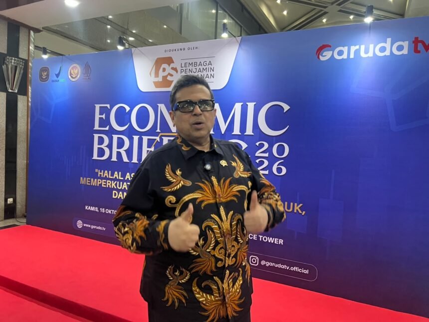 JAKARTA - Kepala Badan Penyelenggara Jaminan Produk Halal (BPJPH) Haikal Hassan Baras menekankan pentingnya sertifikasi halal bagi pengusaha Indonesia untuk memperkuat daya saing produk. Ia menyoroti masih adanya pelaku usaha yang mempertanyakan manfaat sertifikasi tersebut, sementara produk dari berbagai negara telah masuk ke pasar Indonesia dengan mencantumkan logo halal. Menurut Haikal, sertifikasi halal perlu dipandang sebagai salah satu aspek yang diperhatikan pelaku usaha ketika memasarkan produk di tengah persaingan. Ia mencontohkan barang impor dari China, Korea, Eropa, Afrika, dan Amerika yang masuk ke Indonesia dengan logo halal pada kemasannya. “Saat ini barang-barang dari China, Korea, Eropa, Afrika, Amerika, dan USA masuk ramai-ramai ke Indonesia dengan logo halal segede-gede gaban, kata orang Betawi. Sehingga mereka menjadi pilihan pertama untuk dibeli oleh orang Indonesia.” katanya kepada Garuda.Tv, Kamis (15/10/2026)  Haikal membandingkan kondisi tersebut dengan sikap sebagian pengusaha dalam negeri yang belum bersedia mengurus sertifikasi halal. Ia menyebut masih ada pelaku usaha yang mempertanyakan alasan produk mereka perlu memiliki sertifikasi tersebut. “Sementara itu, sebagian pengusaha Indonesia tidak mau mengurus sertifikasi halal dan berkata, ‘Halal buat apa sih?’” terangnya.  Bagi Haikal, persoalan tersebut berkaitan dengan upaya meningkatkan kemampuan produk Indonesia dalam menghadapi persaingan. Ia menjelaskan bahwa kebijakan sertifikasi halal yang dibuat pemerintah diarahkan untuk membantu pelaku usaha memiliki daya saing yang lebih kuat. “Kita membuat kebijakan dan aturan supaya mereka berdaya saing. Namun, sebagian dari mereka justru menentang dan berkata, ‘Kami nggak mau halal.’”jelasnya  Ia menilai penolakan terhadap sertifikasi halal perlu menjadi perhatian karena pengusaha Indonesia harus menghadapi produk asing yang turut bersaing di pasar domestik. Dalam konteks itu, pencantuman logo halal menjadi salah satu hal yang ditekankan Haikal kepada para pelaku usaha. “Kita sedang berupaya supaya mereka memiliki daya saing yang kuat, sehingga bisa melawan produk-produk asing yang masuk ke Indonesia.” Haikal juga menyinggung hubungan kebijakan sertifikasi dengan aturan perdagangan internasional. Ia mengatakan, pemerintah menghadapi risiko gugatan, peringatan, dan teguran dari WTO apabila kebijakan yang ditempuh menimbulkan persoalan dalam perdagangan global. “Kalau itu yang kita lakukan, kita kena penggugat, kita kena peringatan, kita kena teguran dari WTO.” Karena itu, Haikal menyampaikan pesan tegas agar pengusaha memperhatikan pencantuman logo halal sebagai bagian dari upaya meningkatkan daya saing produk. “Maka mau nggak mau, suka nggak suka, rela nggak rela, ikhlas nggak ikhlas, hidup nggak hidup, lu mesti pasang logo halal supaya bisa berdaya saing.” Pernyataan Haikal menggarisbawahi pentingnya sertifikasi halal dalam strategi pengusaha menghadapi persaingan pasar. Namun, manfaatnya bagi keputusan pembelian konsumen maupun dampaknya terhadap kinerja bisnis tetap perlu ditopang data agar dapat diukur secara objektif.