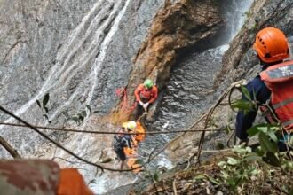 Tergelincir saat Mandi di Air Terjun Robo, Perempuan 25 Tahun Tewas