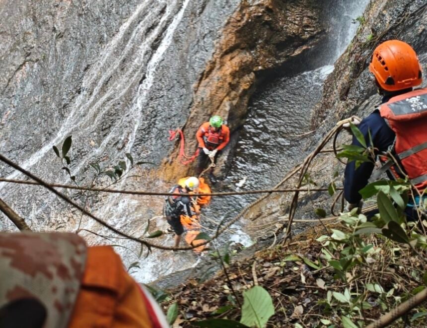 Tergelincir saat Mandi di Air Terjun Robo, Perempuan 25 Tahun Tewas