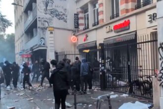 Toko Mewah di Prancis Dijarah, Gedung Bersejarah 143 Tahun Runtuh Terbakar, 1.800 Orang Ditangkap