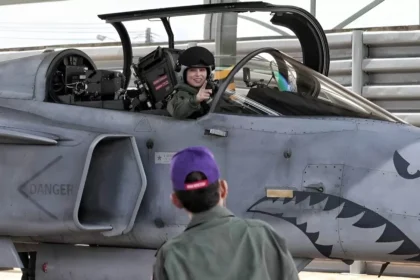 Ratu Thailand Suthida Ukir Sejarah, Terbangkan Jet Tempur Gripen Sendirian