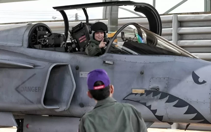 Ratu Thailand Suthida Ukir Sejarah, Terbangkan Jet Tempur Gripen Sendirian
