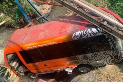 Kecelakaan maut terjadi di Jalan Raya Ciawi-Gadog, Kabupaten Bogor, Rabu (14/10/2026) pagi, setelah minibus Elf terjun ke sungai akibat dugaan rem blong.