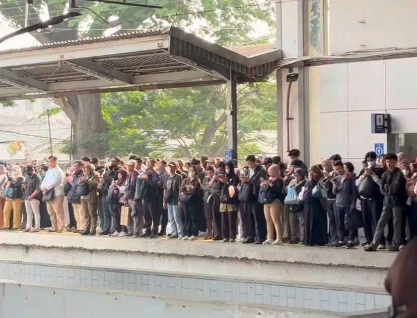 Imbas 10 Perjalanan KRL Dibatalkan, Penumpang Menumpuk di Stasiun Depok Baru