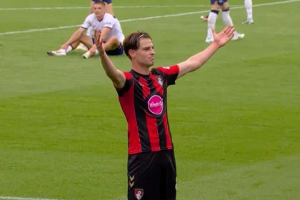 Chelsea dikabarkan menyiapkan langkah untuk merekrut Alex Scott dari Bournemouth dengan nilai transfer yang berpotensi mencapai Rp2,37 triliun.
